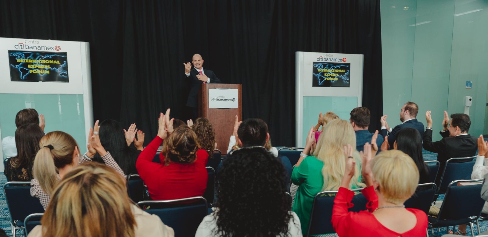 Jorge en conferencia